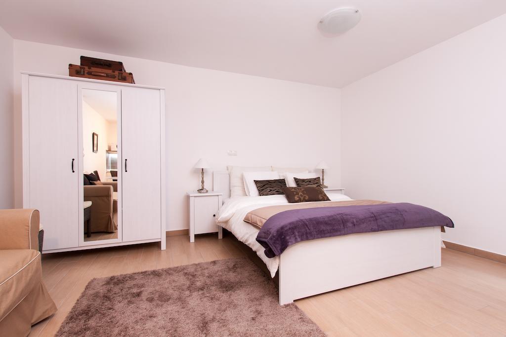 Effie Perine Apartments Bled Room photo